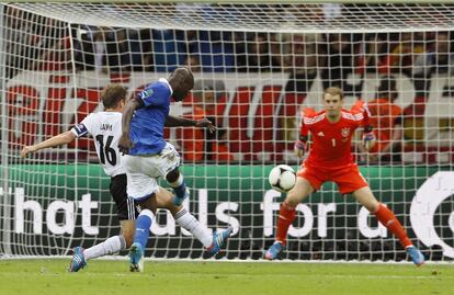 Mario Balotelli lanza para marcar el segundo de Italia y el segundo en su cuenta personal.