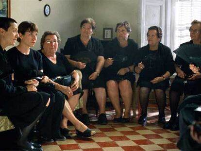 Imagen de la película <i>Volver</i>, con Blanca Portillo y Lola Dueñas, a la izquierda.