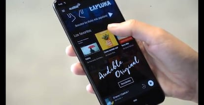 Un usuario consulta los contenidos de Audible en el móvil