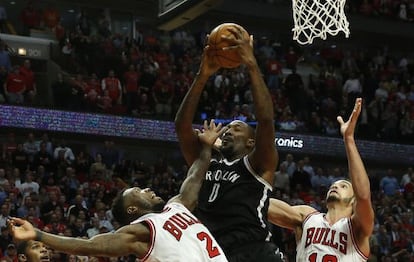 Blatche captura un rebote para los Nets entre Robinson y Noah.