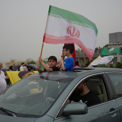 Desplazados libaneses con banderas de Irán y Hezbolá regresan al sur de su país tras el inicio del alto el fuego con Israel este viernes.