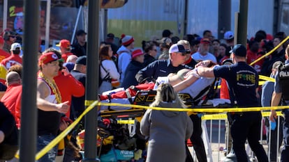 Una mujer es llevada en camilla a una ambulancia tras el desfile de los Chiefs en Kansas City, Misuri.