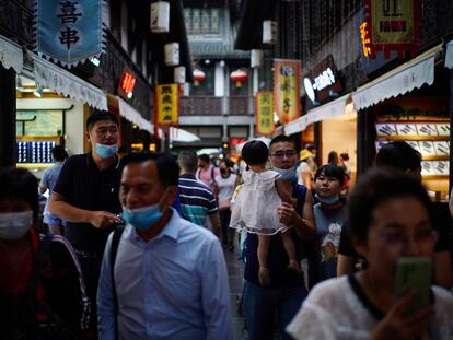 Personas con mascarillas caminan en Chengdu, provincia de Sichuan, China, el pasado 8 de septiembre de 2020.