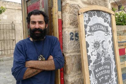 Gaith Bahdoosheh, director de Kawon, la primera librería de Madaba.