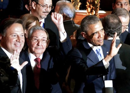 El presidente de Vuba, Raúl Castro, entre sus homólogos de Panamá, Juan Carlos Varela, y de EE UU, Barack Obama.