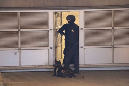 Un policía con un perro en el centro cultural de Copenhague.