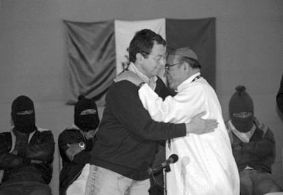 Manuel Camacho Solís y el obispo Samuel Ruiz en Chiapas en 1994.