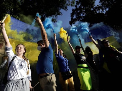Ucranianos se manifiestan en contra de la invasión a su país frente a la embajada de Rusia en la Ciudad de México. 