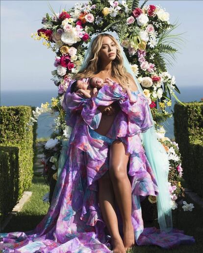 Beyoncé revolucionó las redes sociales cuando el 14 de julio publicó una foto en su cuenta de Instagram en la que presentaba a sus mellizos, Carter y Rumi. Además, la cantante lo hacía con una capa de la firma española Palomo Spain. Hoy esta imagen de la cantante tiene más de 10.200.000 de ‘me gusta’.