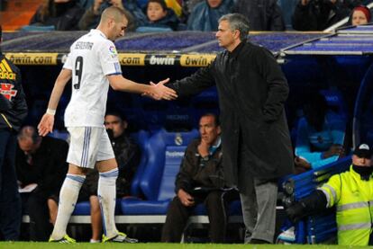 Mourinho saluda a Benzema