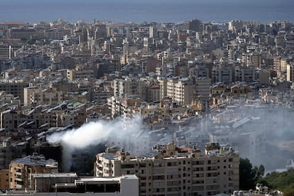 Una columna de humo en uno de los edificios del barrio de Dahiyeh, Beirut, después del ataque israelí, este martes.