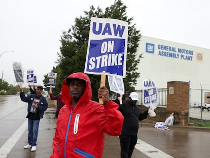 Piquetes de trabajadores en huelga en la planta de montaje de General Motors en Arlington (Texas), la semana pasada.