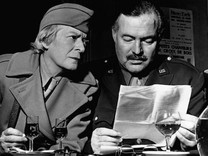 La periodista Janet Flanner y Ernest Hemingway, en una imagen sin datar.