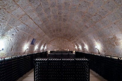 La sala de los tesoros enológicos de la bodega Abadía Retuerta en Sardón de Duero (Valladolid).