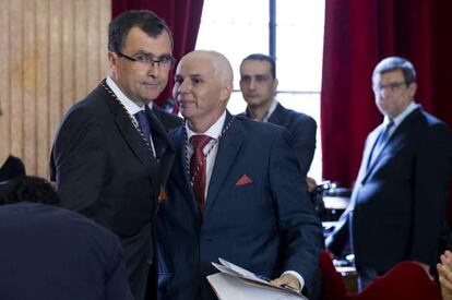 El nuevo alcalde de Murcia José Ballesta es felicitado por el portavoz de Ciudadanos en el Ayuntamiento, Mario Gómez.