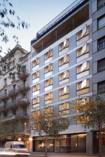 Bloc d’oficines de la Caixa Provincial d’Estalvis, al carrer Rosselló, convertit en apartaments.