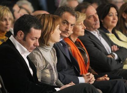 José Luis Rodríguez Zapatero, en el centro, durante el acto con alcaldes y concejales socialistas celebrado ayer en Madrid.