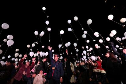 Ciudadanos japoneses lanzan globos al cielo en Tokio, el momento del cambio de año.