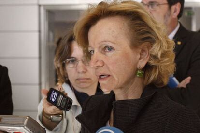 La ministra de Sanidad y Consumo, Elena Salgado, atiende a los periodistas tras su inauguración, hoy en Madrid, de la I Conferencia Internacional de Terapia Celular y Medicina Regenerativa.