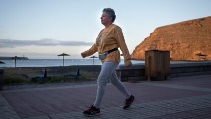 Josefa de la Fe, en el paseo de la playa de San Sebastián de La Gomera, este sábado. 