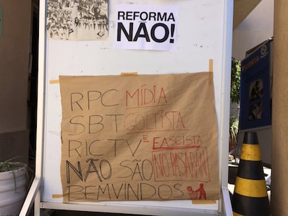 Cartaz no Colégio Estadual do Paraná "barra" alguns veículos de imprensa.