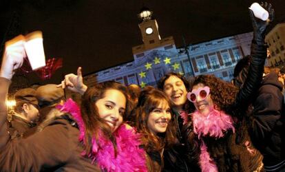 Unos jóvenes dan la bienvenida al nuevo año en la Puerta del Sol.