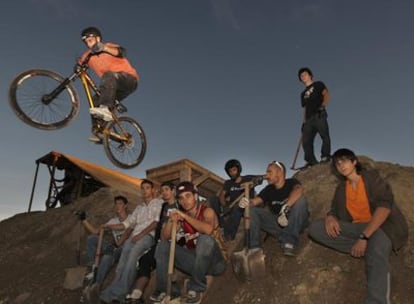 Integrantes de la Rivas Bike Crew que están convirtiendo una montaña de arena en un circuito de bici-cross.
