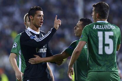 Cristiano Ronaldo discute con el defensor de Ludogorets Razgrad, Aleksandar Aleksandrov durante la UEFA Champions League.