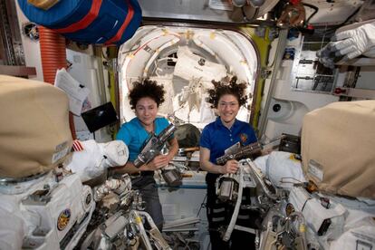 Las astronautas Jessica Meir (izquierda) y Christina Koch posan en el interior de la Estación Espacial Internacional, el 17 de octubre de 2019. Durante más de siete horas y media las astronautas llevaron a cabo juntas una caminata espacial histórica, la primera realizada por un equipo completamente femenino.