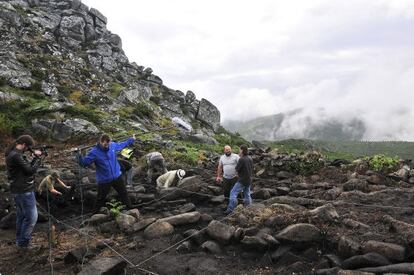 Grabación de los trabajos de excavanción de Torre dos Mouros, en Lira (Carnota).