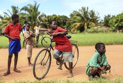 Un grupo de niños espera la llegada de un helicóptero de la ONU que lleva comida para las familias afectadas por las inundaciones en Quelimane, Mozambique.