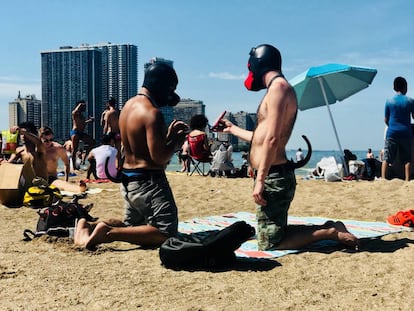 Entre los millennial adeptos a la cultura 'leather' hay un grupo que se autodenomina 'puppies' (perritos). Van con máscaras de perro, cogidos por cadenas, jadean, se lamen unos a otros... Están muy comprometidos con su papel, hasta en la playa, con las máscaras puestas a 33 grados.