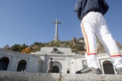 Visitantes ante la entrada de la basílica del Valle de los Caídos.