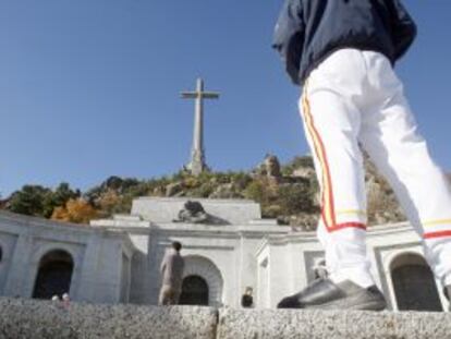 Visitantes ante la entrada de la bas&iacute;lica del Valle de los Ca&iacute;dos.