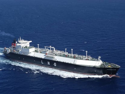 Un buque metanero cargado con gas natural licuado, navegando hacia España en septiembre de 2019.