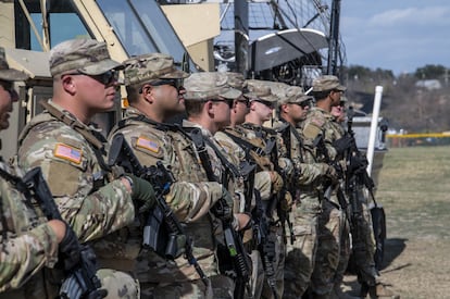 Miembros de la Guardia Nacional de Texas en la frontera con México en Eagle Pass.