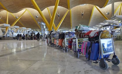 Una fila de maletas distribuidas en las instalaciones de la Terminal 4 del aeropuerto Madrid-Barajas Adolfo Suárez, en Madrid.