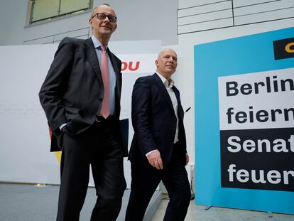 El ganador de las elecciones en Berlín, Kai Wegner (derecha), acompañado por Friedrich Merz, el líder federal de su partido, la CDU, en una rueda de prensa este lunes en Berlín.