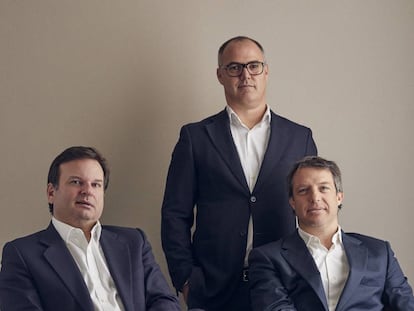 De pie, Luis Jiménez-Asenjo (socio de Mercantil); sentado a la izquierda, Jacobo Baltar (nuevo socio); y a la derecha, Juan Carlos Giménez-Salinas (socio director de Giménez-Salinas)