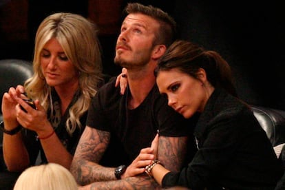 A pesar de esta imagen de posesión de Victoria con su marido David, el matrimonio Beckham no suele mostrar su cariño en público. ¿Lo dejarán todo para su intimidad?