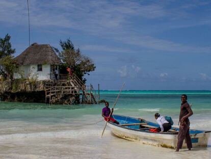 Unos turistas se dirigen en barca al restaurante The Rock de Paje en Zanzibar, Tanzania.