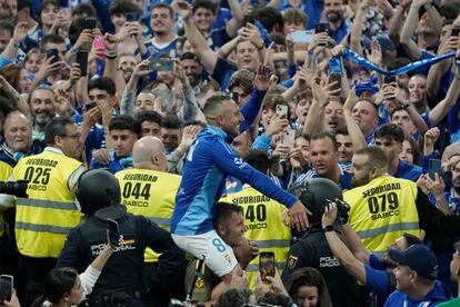 El centrocampista del Oviedo Santi Cazorla (en el centro) celebra con la afición el ascenso.