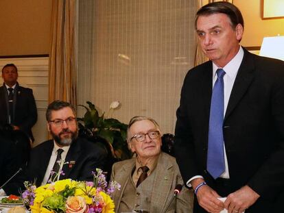 Jair Bolsonaro discursa ao lado do ideólogo de extrema direita Olavo de Carvalho e do chanceler Ernesto Araújo.