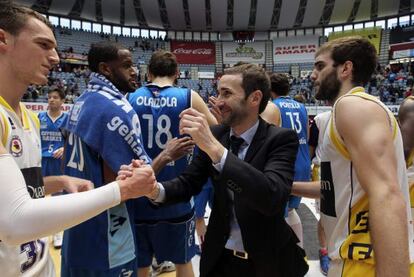 El entrenador del Gipuzkoa Basket, Sito Alonso, saluda a los jugadores del C.B. Valladolid.