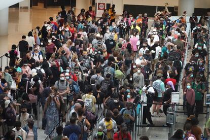 Residentes de Louisiana intentan evacuar la ciudad y se congregan en el aeropuerto internacional Louis Amstrong.