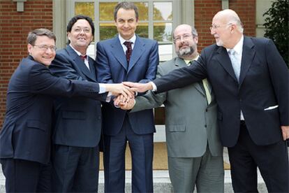 Rodríguez Zapatero y Jordi Sevilla, con los representantes sindicales Julio Lacuerda de UGT, segundo por la izquierda; Enrique Fossoul, de CC OO, segundo por la derecha, y Domingo Fernández Veigüela, de CSIF, primero por la derecha, ayer tras la firma.