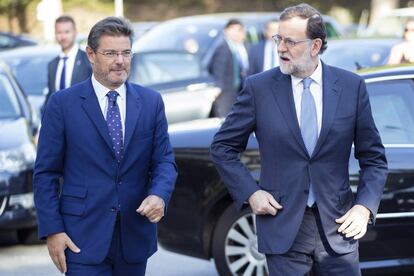 Mariano Rajoy, junto al ministro de Justicia en funciones, Rafael Catal&aacute;. 