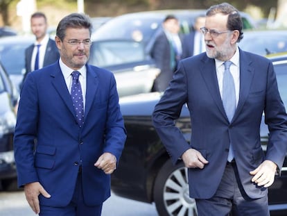 Mariano Rajoy, junto al ministro de Justicia en funciones, Rafael Catal&aacute;. 