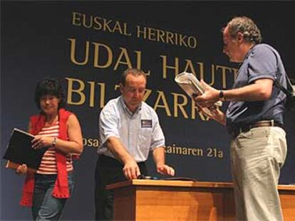 Antxon Eizaguirre, Eli Laburu y Xabier Iragorri tras la rueda de prensa posterior a la asamblea de AuB.