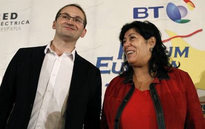 Joan Herrera, candidato de Iniciativa, junto a la escritora Almudena Grandes, antes de pronunciar su conferencia en el Fórum Europa.